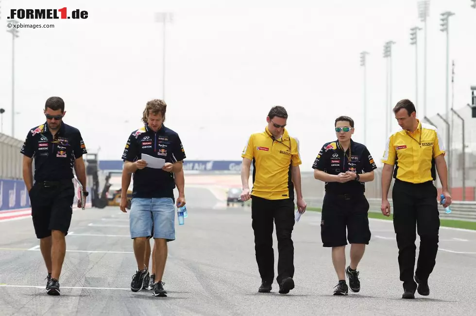 Foto zur News: Eine Besonderheit, die auch Sebastian Vettel kennt: &quot;Weil die Strecke inmitten der Wüste liegt, kann Sand auf die Ideallinie geweht werden. Die Strecke hat einen guten Fluss aus schnellen, langsamen und mittelschnellen Kurven und ist fahrtechnisch ziemlich anspruchsvoll.&quot;