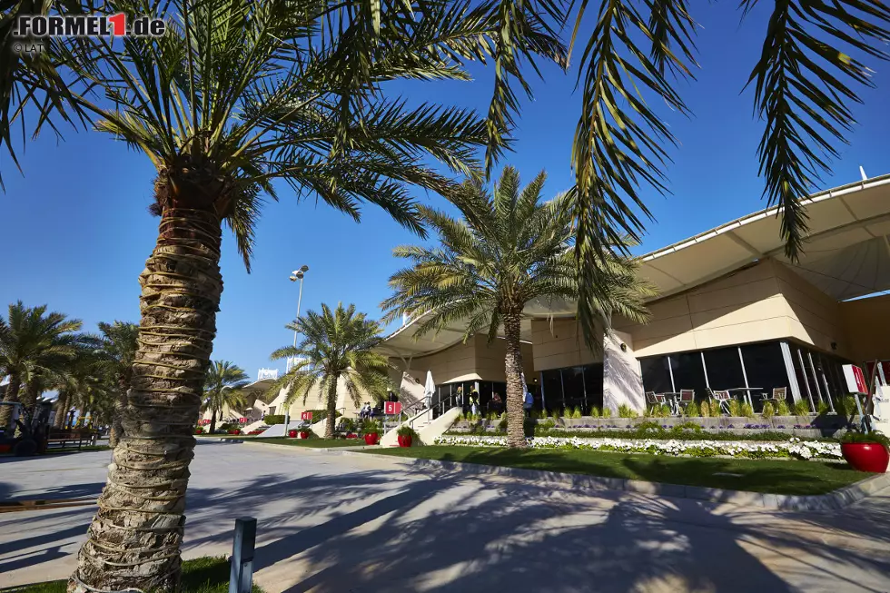 Foto zur News: "Bahrain ist eine gute Strecke", sagt der zweite Lotus-Pilot, Pastor Maldonado. "Wir waren schon im Winter hier und ich denke, alle Teams sind froh darüber, wieder hier zu sein, vor allem wegen des Wetters und wegen dieses Streckentyps. Ich würde sagen, es ist eine komplette Strecke, weil es viele schnelle, mittelschnelle und langsame Kurven gibt, plus ein paar gute Kurvenabfolgen. Es ist eine gute Teststrecke, und genau so eine brauchen wir im Moment. Die Einrichtungen für die Teams sind auch großartig. Die Hitze ist mir nicht das Allerliebste, aber es ist für alle gleich, also beschwere ich mich nicht. Wenn das Visier runtergeklappt ist, kommt es darauf nicht an. Dann konzentrierst du dich nur noch aufs Fahren."