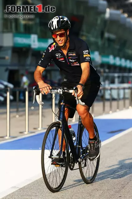 Foto zur News: Sein Teamkollege Daniel Ricciardo kann nur zustimmen: &quot;Ich bin zum ersten Mal als 16-Jähriger bei einem Formel-BMW-Test in Sepang gefahren - und darauf war ich damals beim besten Willen nicht vorbereitet! Solange du die Hitze im Cockpit nicht selbst erlebt hast, kannst du dir das nicht vorstellen, unabhängig davon, was dir alle erzählen. Ich habe sechs Liter Flüssigkeit am Tag getrunken und trotzdem extrem gelitten. Je öfter man hier ist, desto besser bereitet man sich vor, aber es bleibt trotzdem eines der körperlich anstrengendsten Rennen. Wenn du nicht perfekt vorbereitet bist, werden die letzten 20 Runden ganz schwierig und du kannst die Konzentration verlieren. Also heißt es trainieren, trainieren, trainieren!&quot;