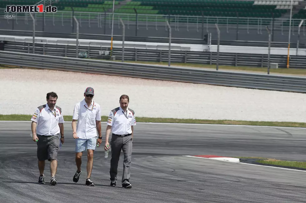 Foto zur News: Davon kann auch Adrian Sutil ein Liedchen singen: &quot;Aus körperlicher Sicht war es schon immer ein sehr schwieriges, ein sehr herausforderndes Rennen. Wenn du nicht fit genug bist, hast du ein Problem&quot;, erklärt der Sauber-Pilot. &quot;Umso wichtiger ist, dass man im Winter gut trainiert hat. Dann musst du natürlich jede Menge Wasser trinken, aber das hat auch ein Limit, weil du sonst alle zehn Minuten auf die Toilette musst. In der Hitze stößt du einfach schneller an deine Grenzen als wenn es so kalt ist wie in Spa. Neben Singapur ist es wegen der Hitze und der Luftfeuchtigkeit das anstrengendste Rennen.&quot;