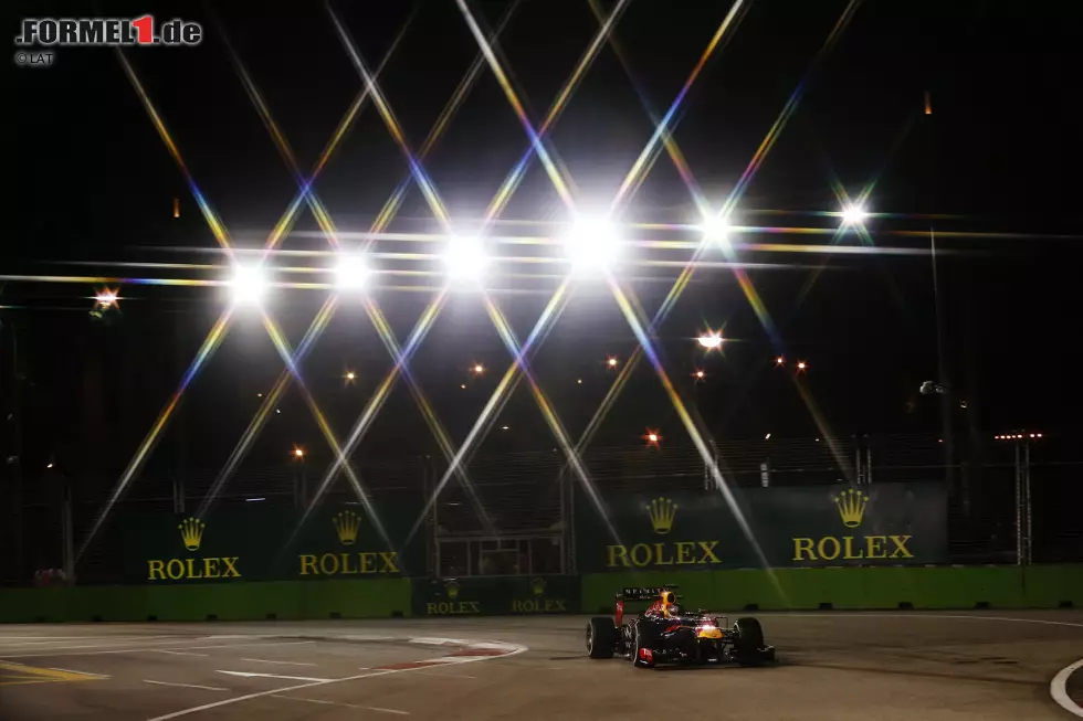 Sebastian Vettel (Red Bull): "Sehr wichtig für eine schnelle Runde ist die letzte Kurve, bevor es wieder zurück auf die Start- und Zielgerade geht. Dort ist ein extrem hoher Randstein, den man nicht erwischen sollte. Sonst hebt das Auto ab." Foto zur News: Sebastian Vettel (Red Bull): "Sehr wichtig für eine schnelle Runde ist die letzte Kurve, bevor es wieder zurück auf die Start- und Zielgerade geht. Dort ist ein extrem hoher Randstein, den man nicht erwischen sollte. Sonst hebt das Auto ab."