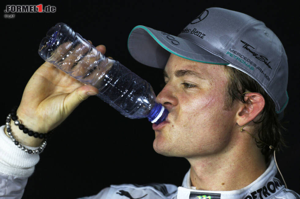 Foto zur News: Nico Rosberg (Mercedes): &quot;Aus Fahrersicht ist Singapur ein richtig hartes Wochenende. Die wichtigsten Faktoren sind wahrscheinlich die Hitze und die hohe Luftfeuchtigkeit. Man schwitzt während jeder Session so viel, dass es schwierig ist, konzentriert zu bleiben und auf jeder einzelnen Runde sein Bestes zu geben. Als Fahrer müssen wir ein spezielles Trainingsprogramm absolvieren, um auf solche Rennen physisch vorbereitet zu sein.&quot;

&quot;Man verliert bis zu vier Liter an Flüssigkeit während des Rennens. Das kann recht kritisch sein, da es sich auf deine Konzentrationsfähigkeit auswirkt. Die Schlussphase des Rennens macht nie viel Spaß, da man überall Schmerzen hat. Singapur gehört auch zu den längsten Rennen des Jahres. Wir fahren fast in jedem Jahr bis an die Zwei-Stunden-Marke heran.&quot;