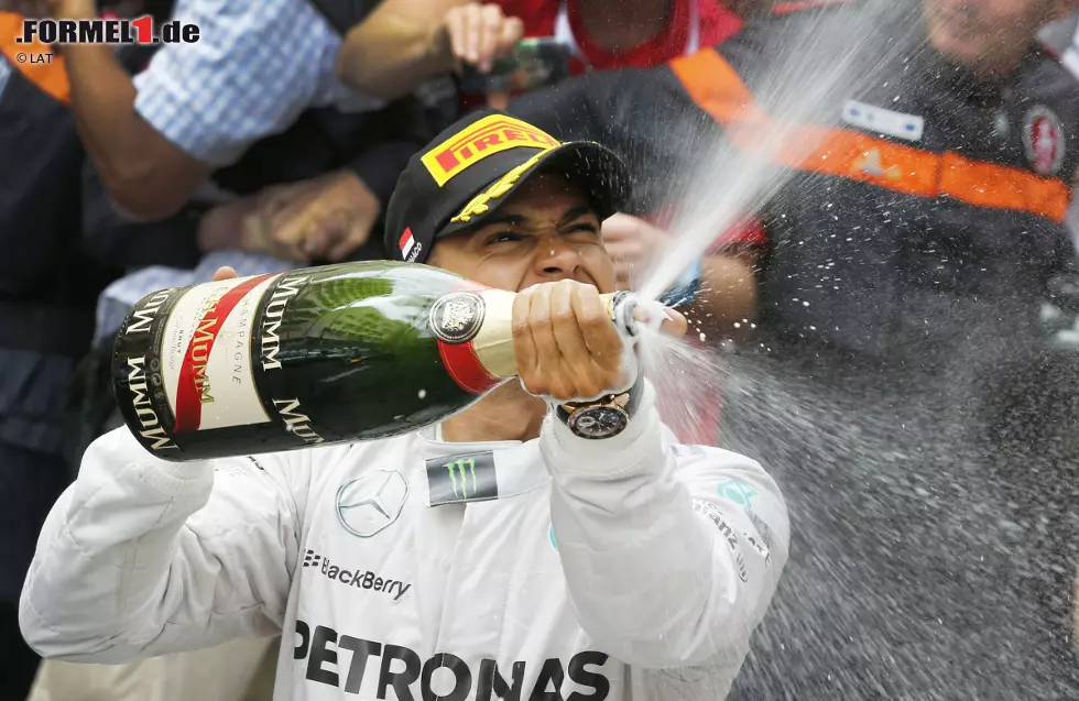 Rosbergs Mercedes-Teamkollege Lewis Hamilton, ist entschlossen, sich auf einer seiner Lieblingsstrecken (drei Siege, darunter sein erster Formel-1-Sieg) die Führung in der Gesamtwertung zurückzuholen: "Auf dieser Strecke musst du aggressiv fahren, deshalb kam sie meinem Fahrstil schon immer entgegen. Es ist sehr wichtig, den richtigen Bremspunkt für die erste Linkskurve zu finden. Denn sie geht direkt in eine sehr enge Rechtskurve über." Foto zur News: Rosbergs Mercedes-Teamkollege Lewis Hamilton, ist entschlossen, sich auf einer seiner Lieblingsstrecken (drei Siege, darunter sein erster Formel-1-Sieg) die Führung in der Gesamtwertung zurückzuholen: "Auf dieser Strecke musst du aggressiv fahren, deshalb kam sie meinem Fahrstil schon immer entgegen. Es ist sehr wichtig, den richtigen Bremspunkt für die erste Linkskurve zu finden. Denn sie geht direkt in eine sehr enge Rechtskurve über."