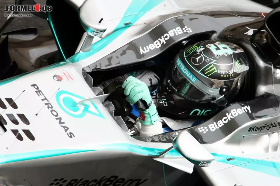 Als Knackpunkt beschreibt Rosberg die letzte Schikane vor Start/Ziel (Kurven 13/14). "Du fährst mit Top-Speed darauf zu und musst rechtzeitig bremsen, bevor das Auto über die Kerbs springt. Viele großartige Fahrer machten in der Vergangenheit unliebsame Bekanntschaft mit dieser Mauer und beschädigten dabei ihre Autos stark. So bekam sie ihren Namen", weiß der Mercedes-Pilot und spricht damit auf die berühmte "Wall of Champions" an. Foto zur News: Als Knackpunkt beschreibt Rosberg die letzte Schikane vor Start/Ziel (Kurven 13/14). "Du fährst mit Top-Speed darauf zu und musst rechtzeitig bremsen, bevor das Auto über die Kerbs springt. Viele großartige Fahrer machten in der Vergangenheit unliebsame Bekanntschaft mit dieser Mauer und beschädigten dabei ihre Autos stark. So bekam sie ihren Namen", weiß der Mercedes-Pilot und spricht damit auf die berühmte "Wall of Champions" an.