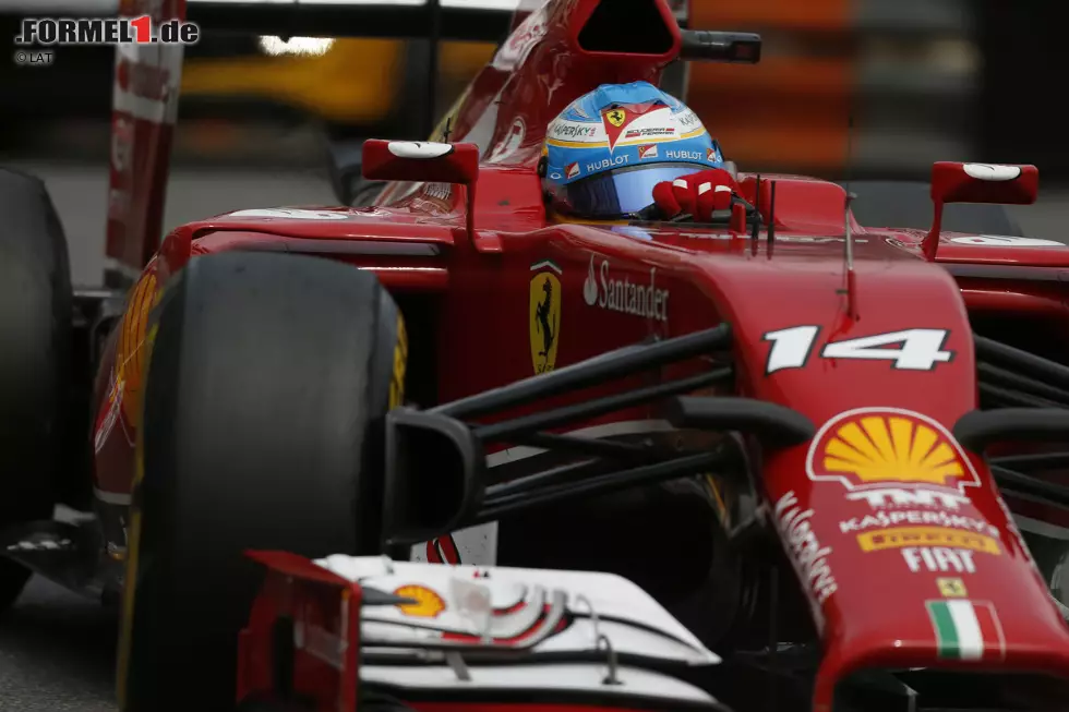 Ferrari-Pilot Fernando Alonso kommt als erster Verfolger des Silberpfeil-Duos auf die Ile Notre-Dame. "Die Strecke hat zwar nur sechs oder sieben richtige Kurven, aber jede hat etwas Besonderes. Überall lauern gewisse Gefahren. Wenn man die Kurven richtig erwischt, bringt einem das in Bezug auf die Rundenzeit sehr viel. Eines ist auch klar: Es gibt hier keinen Platz für Fehler, denn die Mauern stehen sehr nah", sagt der Spanier, im Jahr 2006 Montreal-Sieger im Renault. Foto zur News: Ferrari-Pilot Fernando Alonso kommt als erster Verfolger des Silberpfeil-Duos auf die Ile Notre-Dame. "Die Strecke hat zwar nur sechs oder sieben richtige Kurven, aber jede hat etwas Besonderes. Überall lauern gewisse Gefahren. Wenn man die Kurven richtig erwischt, bringt einem das in Bezug auf die Rundenzeit sehr viel. Eines ist auch klar: Es gibt hier keinen Platz für Fehler, denn die Mauern stehen sehr nah", sagt der Spanier, im Jahr 2006 Montreal-Sieger im Renault.
