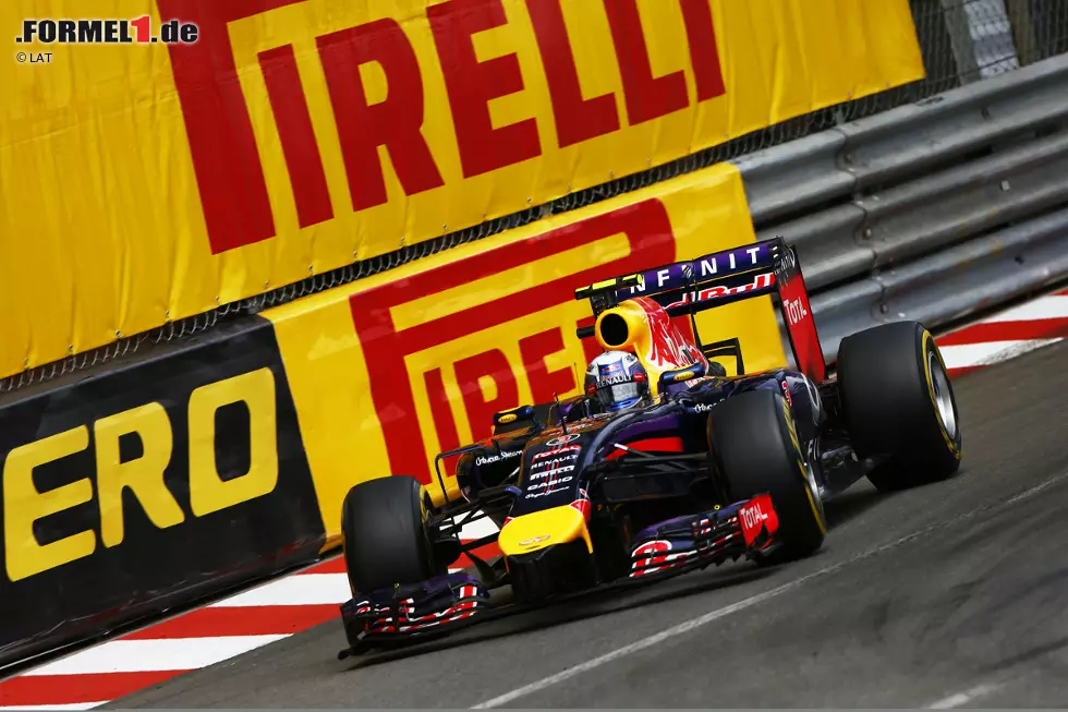 Der aktuelle WM-Vierte Daniel Ricciardo hält fest: "Jeder der Schikanen und auch die Haarnadel bietet die Gelegenheit, Zeit gutzumachen, aber auch zu verlieren. Die entscheidende Passage ist aber die letzte Schikane. Man kommt mit Höchstgeschwindigkeit an, kann also auf der Bremse viel Zeit gutmachen. Die Art und Weise, wie man die Randsteine erwischt, ist für die Rundenzeit entscheidend. Auf der anderen Seite ist es sehr einfach, dort einen Fehler zu machen. Dann wartet sofort die große Mauer. Gibst du der Mauer einen leichten Kuss, fühlt es sich gut an. Küsst du sie zu heftig, dann war's das." Foto zur News: Der aktuelle WM-Vierte Daniel Ricciardo hält fest: "Jeder der Schikanen und auch die Haarnadel bietet die Gelegenheit, Zeit gutzumachen, aber auch zu verlieren. Die entscheidende Passage ist aber die letzte Schikane. Man kommt mit Höchstgeschwindigkeit an, kann also auf der Bremse viel Zeit gutmachen. Die Art und Weise, wie man die Randsteine erwischt, ist für die Rundenzeit entscheidend. Auf der anderen Seite ist es sehr einfach, dort einen Fehler zu machen. Dann wartet sofort die große Mauer. Gibst du der Mauer einen leichten Kuss, fühlt es sich gut an. Küsst du sie zu heftig, dann war's das."