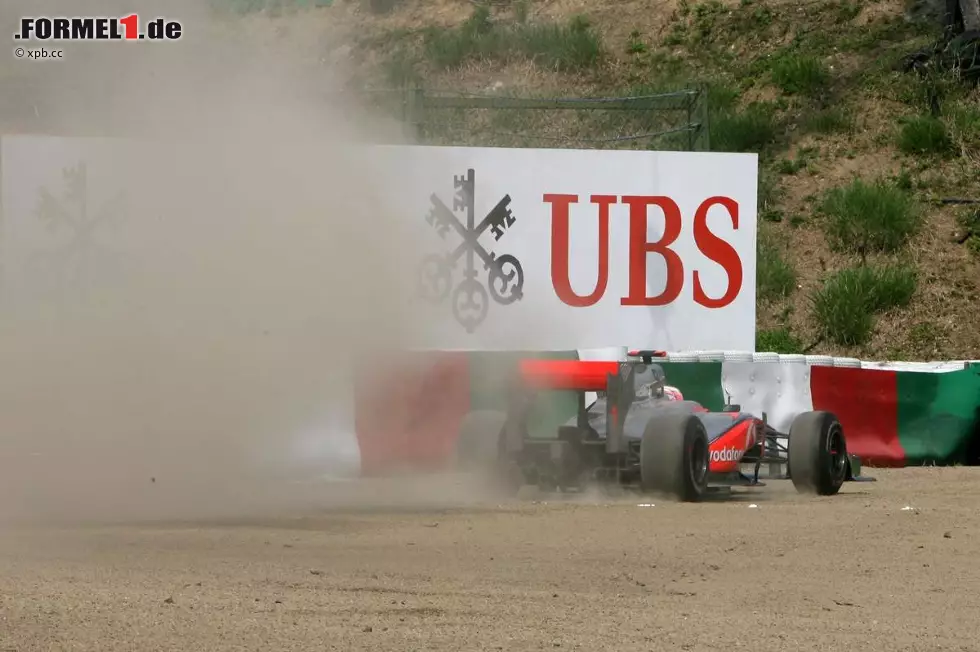 Foto zur News: Lewis Hamilton (Mercedes): "Als nächstes kommen die Degner-Kurven, in denen immer jemand überrascht wird. Den ersten Teil in Kurve acht darf man nicht zu spät anbremsen, sonst findet man sich schnell im Kiesbett wieder. Im zweiten Teil, Kurve neun, kann das Auto am Scheitelpunkt richtig ausbrechen. Dort ist es leicht, einen Fehler zu machen. In dieser Passage gibt es keinen Raum für Fehler, da es kaum Auslaufzonen gibt."