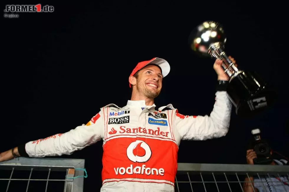 Foto zur News: Jenson Button (McLaren): "Suzuka ist für mich einer Art zweites Heimrennen. Japan ist für mich ein ganz besonderes Land, daher war der Sieg im Jahr 2011 ein persönlicher Höhepunkt. Es ist auch eine der besten Strecken überhaupt, eine wirkliche Herausforderung, die keine Fehler verzeiht. Umso befriedigender ist es, wenn alles passt. Auf dieser schwierigen und schnellen Strecke benötigt man guten Abtrieb, einen guten Rhythmus und volle Konzentration, um alles aus einer Runde herauszuholen."