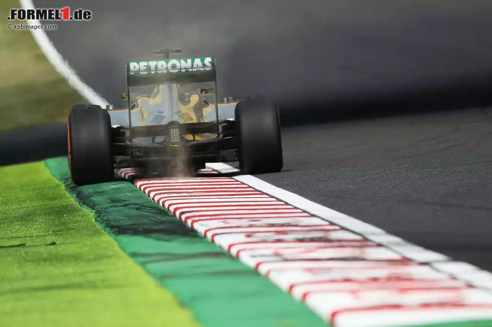 Foto zur News: Nico Rosberg (Mercedes): "Es ist aufregend, in Suzuka zu fahren. Eine Runde bietet eine sehr gute Mischung und vor allem sehr viele Highspeed-Passagen. Die Strecke ist einzigartig. Sie ist die einzige, deren Form einer Acht gleicht, indem sie sich in der Mitte überkreuzt. Das bedeutet, dass es gleich viele Rechts- wie Linkskurven gibt. Das ist unüblich. Normalerweise gibt es immer mehr Kurven von einer der beiden Richtungen."