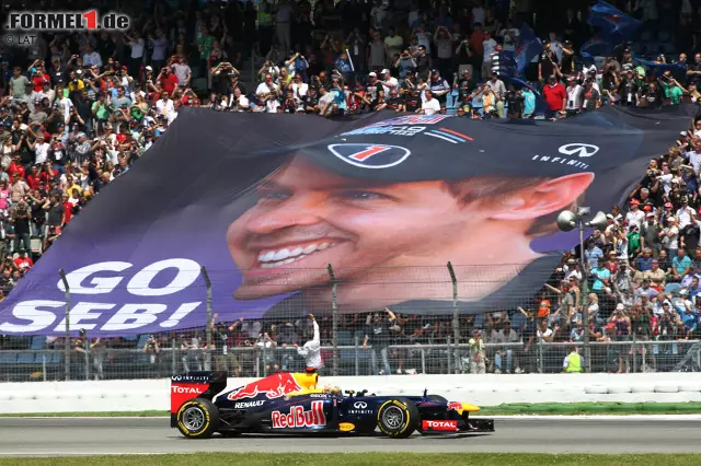 Foto zur News: Sebastian Vettel (Red Bull): "Die Atmosphäre am Hockenheimring gefällt mir sehr. Schon am Morgen sind die Tribünen gut gefüllt. Und aus dem Auto heraus siehst du immer viele deutscher Fahnen auf den Rängen. Auch bei der Autogrammstunde ist immer viel los. Es sind diese kleinen Dinge, die mir an Hockenheim gefallen. Wir erfahren dort sehr viel Unterstützung. Schon beim Training merkst du, dass die Fans nur da sind, um dich anzufeuern. Sie halten zu dir, was auch immer passiert. Natürlich willst du ihnen daher auch etwas zurückgeben. Doch manchmal liegt das nicht in deinen Händen. Wir werden am Wochenende attackieren und versuchen, alles für unsere Fans zu erreichen."