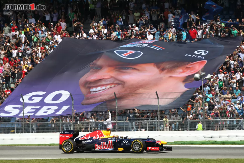 Foto zur News: Sebastian Vettel (Red Bull): &quot;Die Atmosphäre am Hockenheimring gefällt mir sehr. Schon am Morgen sind die Tribünen gut gefüllt. Und aus dem Auto heraus siehst du immer viele deutscher Fahnen auf den Rängen. Auch bei der Autogrammstunde ist immer viel los. Es sind diese kleinen Dinge, die mir an Hockenheim gefallen. Wir erfahren dort sehr viel Unterstützung. Schon beim Training merkst du, dass die Fans nur da sind, um dich anzufeuern. Sie halten zu dir, was auch immer passiert. Natürlich willst du ihnen daher auch etwas zurückgeben. Doch manchmal liegt das nicht in deinen Händen. Wir werden am Wochenende attackieren und versuchen, alles für unsere Fans zu erreichen.&quot;