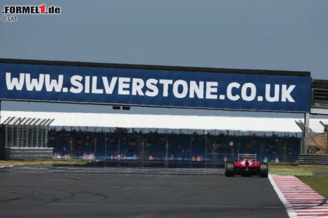 Foto zur News: Romain Grosjean (Lotus): "Silverstone ist eine Herausforderung, aber es fühlt sich gut an. Es ist eine der schnellsten Strecken des Jahres. Die Kurven sind legendär, so wie der Abschnitt Magotts, Becketts und Chapel. Außerdem ist es für das Team ein besonderes Rennen, denn die Fabrik ist nah an der Rennstrecke."