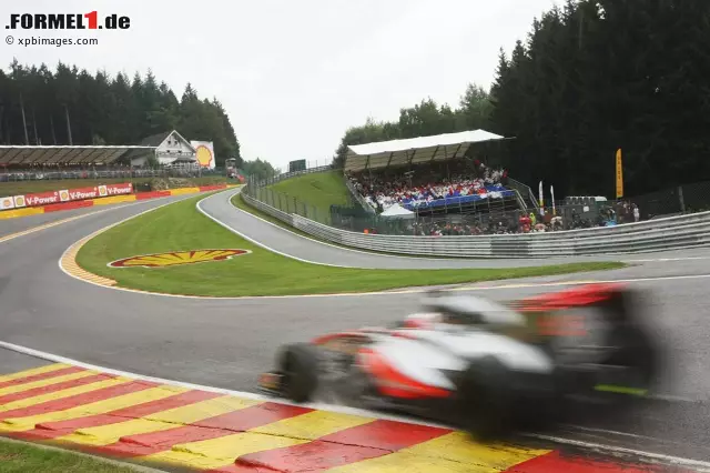 Foto zur News: Jenson Button (McLaren): "Es gibt keinen besseren Ort, die Saison wieder aufzunehmen, als Spa-Francorchamps. Es ist eine der besten Strecken auf der Welt, wo sich das Fahren eines Formel-1-Autos immer unglaublich anfühlt. Wie immer freue ich mich wirklich darauf, am Freitagmorgen zum ersten Mal aus der Boxengasse zu fahren und das Auto in einige der großartigsten Kurven im Motorsport zu werfen."