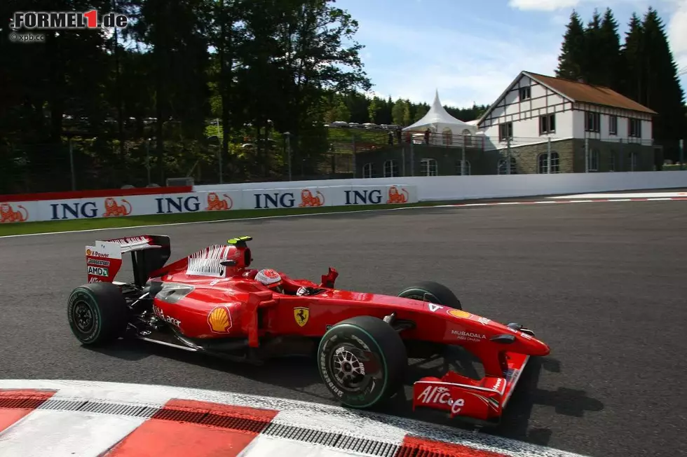 Kimi Räikkönen (Ferrari): "Als Fahrer kann man auf dieser Strecke eigentlich überall einen Unterschied bewirken. In Kurve 1, der Haarnadel, kann man viel Zeit liegenlassen, aber auch gewinnen. Anschließend ist es wichtig, viel Geschwindigkeit aufzubauen, denn es folgt die lange Gerade inklusive der Eau Rouge. In den vergangenen Jahren war es kein Problem, sie voll zu nehmen. In diesem Jahr könnte es anders sein." Foto zur News: Kimi Räikkönen (Ferrari): "Als Fahrer kann man auf dieser Strecke eigentlich überall einen Unterschied bewirken. In Kurve 1, der Haarnadel, kann man viel Zeit liegenlassen, aber auch gewinnen. Anschließend ist es wichtig, viel Geschwindigkeit aufzubauen, denn es folgt die lange Gerade inklusive der Eau Rouge. In den vergangenen Jahren war es kein Problem, sie voll zu nehmen. In diesem Jahr könnte es anders sein."