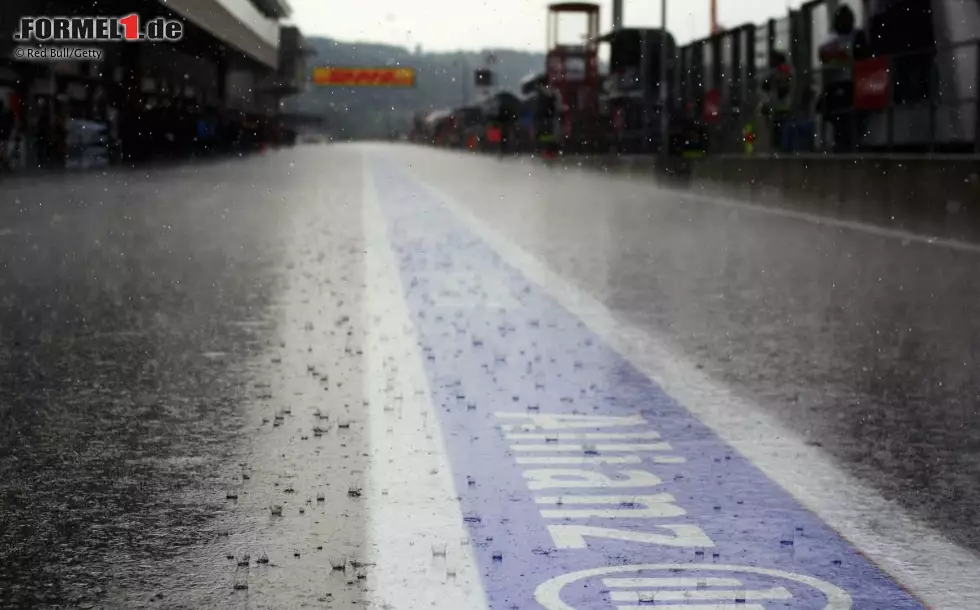 Nico Rosberg (Mercedes): "Der Circuit de Spa-Francorchamps ist eine fantastische Rennstrecke. Hier spürt man das Besondere an einem Formel 1-Auto. Es gibt viele schnelle, fließende Kurven und Rechts-Links-Kombinationen. Das ergibt eine fantastische und abwechslungsreiche Runde. Es macht sehr viel Spaß, hier zu fahren. Gleichzeitig ist es eine riesige Herausforderung. Ganz besonders weil das Wetter hier sehr wechselhaft sein kann. Das spielt auch bei unseren Foto zur News: Nico Rosberg (Mercedes): "Der Circuit de Spa-Francorchamps ist eine fantastische Rennstrecke. Hier spürt man das Besondere an einem Formel 1-Auto. Es gibt viele schnelle, fließende Kurven und Rechts-Links-Kombinationen. Das ergibt eine fantastische und abwechslungsreiche Runde. Es macht sehr viel Spaß, hier zu fahren. Gleichzeitig ist es eine riesige Herausforderung. Ganz besonders weil das Wetter hier sehr wechselhaft sein kann. Das spielt auch bei unseren