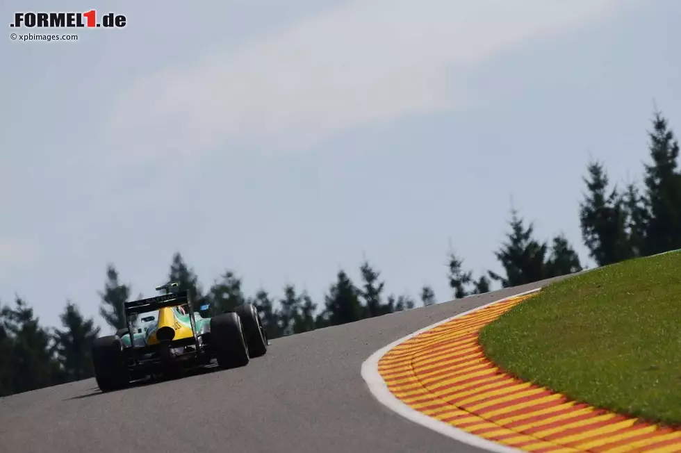 Giedo van der Garde (Sauber): "Es ist nicht einfach, eine gute Fahrzeugeinstellung zu finden, man benötigt vor allem in den schnellen Kurven ein Auto mit hoher Stabilität. Es ist ein technisch sehr anspruchsvoller Kurs mit einigen aufeinanderfolgenden Kurven. Ich gehe davon aus, dass wir mit den diesjährigen Formel-1-Autos auf den Geraden eine höhere Endgeschwindigkeit erzielen, allerdings weniger Abtrieb als 2013 haben werden." Foto zur News: Giedo van der Garde (Sauber): "Es ist nicht einfach, eine gute Fahrzeugeinstellung zu finden, man benötigt vor allem in den schnellen Kurven ein Auto mit hoher Stabilität. Es ist ein technisch sehr anspruchsvoller Kurs mit einigen aufeinanderfolgenden Kurven. Ich gehe davon aus, dass wir mit den diesjährigen Formel-1-Autos auf den Geraden eine höhere Endgeschwindigkeit erzielen, allerdings weniger Abtrieb als 2013 haben werden."