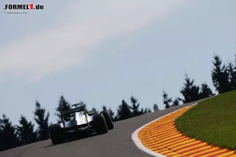 Nico Rosberg (Mercedes): "Die bekannteste Kurve ist natürlich Eau Rouge. Sie ist eine der spektakulärsten Stellen aller Strecken, auf denen wir fahren. In diesem Jahr besitzen die Autos aufgrund der neuen Regeln viel weniger Abtrieb. Dennoch werden wir hier mit Vollgas durchfahren. Das ist ein unglaubliches Gefühl. Die G-Kräfte in dieser Kurve sind absolut unvorstellbar! Solch hohe Kräfte sind tatsächlich etwas ungewöhnlich. Wir sind laterale Kräfte gewöhnt. Aber nicht mit so einer Intensität und bei solch einer Geschwindigkeit wie bei der vertikalen Kompression, die wir in dieser Kurve erleben. Man wird plötzlich in den Sitz gedrückt und schaut direkt in den Himmel. Man sieht nichts außer blau! Man muss aus dem Gedächtnis fahren, um zu wissen, wie es über dem Hügel weitergeht. Es gilt, zu zielen und zu hoffen, dass man alles richtig macht!" Foto zur News: Nico Rosberg (Mercedes): "Die bekannteste Kurve ist natürlich Eau Rouge. Sie ist eine der spektakulärsten Stellen aller Strecken, auf denen wir fahren. In diesem Jahr besitzen die Autos aufgrund der neuen Regeln viel weniger Abtrieb. Dennoch werden wir hier mit Vollgas durchfahren. Das ist ein unglaubliches Gefühl. Die G-Kräfte in dieser Kurve sind absolut unvorstellbar! Solch hohe Kräfte sind tatsächlich etwas ungewöhnlich. Wir sind laterale Kräfte gewöhnt. Aber nicht mit so einer Intensität und bei solch einer Geschwindigkeit wie bei der vertikalen Kompression, die wir in dieser Kurve erleben. Man wird plötzlich in den Sitz gedrückt und schaut direkt in den Himmel. Man sieht nichts außer blau! Man muss aus dem Gedächtnis fahren, um zu wissen, wie es über dem Hügel weitergeht. Es gilt, zu zielen und zu hoffen, dass man alles richtig macht!"