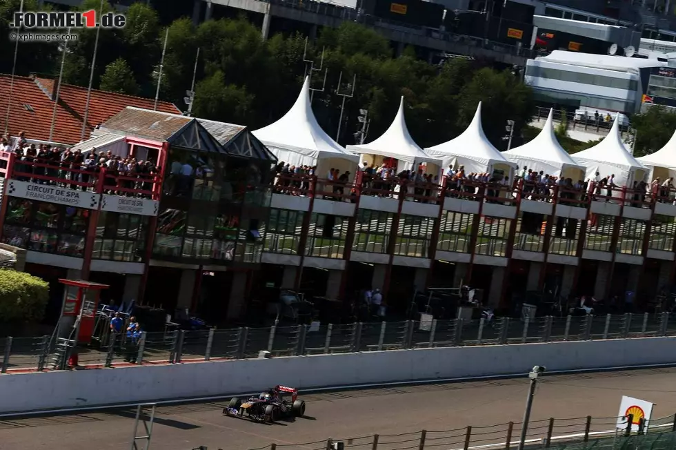Jean-Eric Vergne (Toro Rosso): "Natürlich ist dieser Ort für sein seltsames Wetter bekannt. An einer Stelle der Strecke kann es regnen, auf der anderen nicht. Aber mir gefällt dieser Umstand. Hier gibt es auch eine Mischung aus Highspeed-Abschnitten, in denen man viel Motoren-Power braucht, und den langsameren technischen Sektionen auf dem Teil der Strecke, der die zwei Teilstücke des originalen 14-Kilometer-Kurses verbindet." Foto zur News: Jean-Eric Vergne (Toro Rosso): "Natürlich ist dieser Ort für sein seltsames Wetter bekannt. An einer Stelle der Strecke kann es regnen, auf der anderen nicht. Aber mir gefällt dieser Umstand. Hier gibt es auch eine Mischung aus Highspeed-Abschnitten, in denen man viel Motoren-Power braucht, und den langsameren technischen Sektionen auf dem Teil der Strecke, der die zwei Teilstücke des originalen 14-Kilometer-Kurses verbindet."