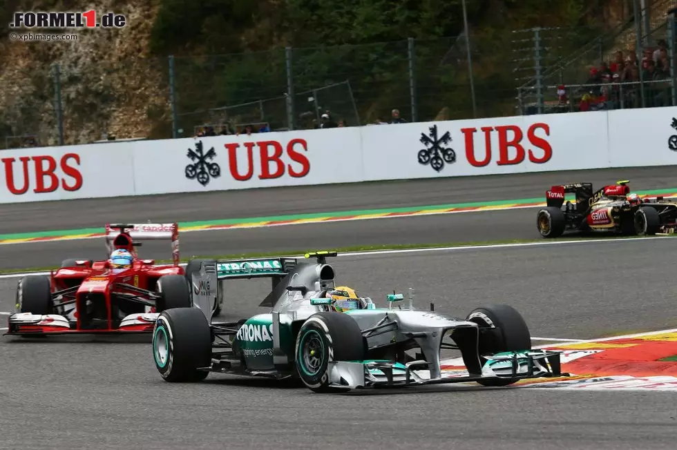 Lewis Hamilton (Mercedes): "Die letzte Schikane (Kurven 18 und 19) ist schwierig. Bis zu diesem Punkt ist die Temperatur in den Reifen und Bremsen gefallen. Somit ist es relativ einfach, sich am Kurveneingang zu verbremsen. In dieser engen Rechts-Links-Kombination herrscht sehr wenig Grip. Es ist aber wichtig, diese Passage richtig hinzubekommen. Denn schon ein kleiner Fehler dort kann dich für den Beginn der nächsten Runde ins Hintertreffen bringen. Ganz besonders wenn ein anderes Auto knapp hinter dir liegt." Foto zur News: Lewis Hamilton (Mercedes): "Die letzte Schikane (Kurven 18 und 19) ist schwierig. Bis zu diesem Punkt ist die Temperatur in den Reifen und Bremsen gefallen. Somit ist es relativ einfach, sich am Kurveneingang zu verbremsen. In dieser engen Rechts-Links-Kombination herrscht sehr wenig Grip. Es ist aber wichtig, diese Passage richtig hinzubekommen. Denn schon ein kleiner Fehler dort kann dich für den Beginn der nächsten Runde ins Hintertreffen bringen. Ganz besonders wenn ein anderes Auto knapp hinter dir liegt."