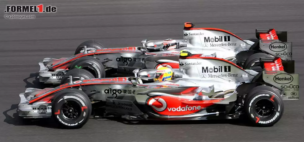 Lewis Hamilton (Mercedes): "Am Kurveneingang zu Kurve zehn muss man kurz vom Gas gehen. Danach beschleunigt man gleich wieder in Richtung Kurve elf. Es folgt eine kurze Gerade vor Kurve zwölf und dreizehn. Dort ist es wichtig, den Scheitelpunkt im ersten Teil richtig zu erwischen. Denn im zweiten Teil kann das Auto leicht untersteuern. Vor Kurve 14 heißt es, nochmal zu bremsen. Danach geht es mit Vollgas durch die Kurven 15, 16 und 17. In diesem Streckenabschnitt muss man weiche und gerade Lenkbewegungen machen. Nur so kann man verhindern, zu viel Speed zu verlieren." Foto zur News: Lewis Hamilton (Mercedes): "Am Kurveneingang zu Kurve zehn muss man kurz vom Gas gehen. Danach beschleunigt man gleich wieder in Richtung Kurve elf. Es folgt eine kurze Gerade vor Kurve zwölf und dreizehn. Dort ist es wichtig, den Scheitelpunkt im ersten Teil richtig zu erwischen. Denn im zweiten Teil kann das Auto leicht untersteuern. Vor Kurve 14 heißt es, nochmal zu bremsen. Danach geht es mit Vollgas durch die Kurven 15, 16 und 17. In diesem Streckenabschnitt muss man weiche und gerade Lenkbewegungen machen. Nur so kann man verhindern, zu viel Speed zu verlieren."
