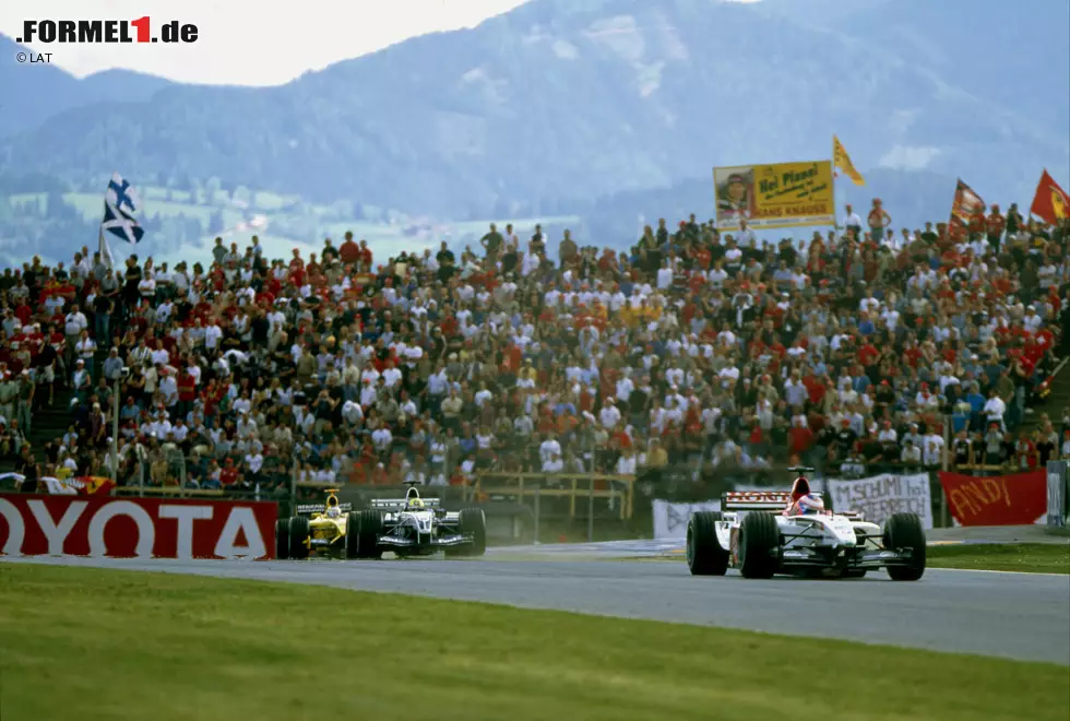 Die aktuelle Streckenkonfiguration deckt sich größtenteils mit dem früheren A1-Ring. Damals siegte dreimal in sieben Rennen der Fahrer, der von der Pole-Position gestartet war. Jacques Villeneuve gewann 1997 von der Pole-Position aus, genau wie Mika Häkkinen 2000 und Michael Schumacher 2003. Nur einmal siegte ein Fahrer, der von weiter hinten als Startplatz drei losfuhr: David Coulthard kam bei seinem Sieg 2001 von Startposition sieben. Foto zur News: Die aktuelle Streckenkonfiguration deckt sich größtenteils mit dem früheren A1-Ring. Damals siegte dreimal in sieben Rennen der Fahrer, der von der Pole-Position gestartet war. Jacques Villeneuve gewann 1997 von der Pole-Position aus, genau wie Mika Häkkinen 2000 und Michael Schumacher 2003. Nur einmal siegte ein Fahrer, der von weiter hinten als Startplatz drei losfuhr: David Coulthard kam bei seinem Sieg 2001 von Startposition sieben.