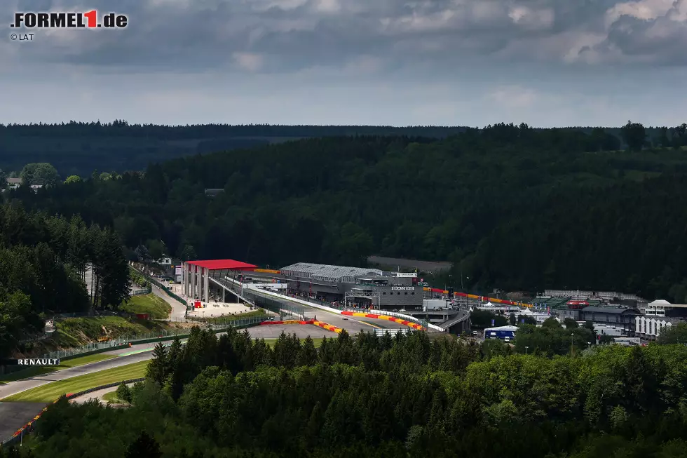 Foto zur News: Mit zwei Ausnahmen (2003 und 2006, als es keinen Belgien-GP gab) wurde das Rennen seit 1985 jedes Mal in Spa-Francorchamps ausgetragen. Seit damals wurde die Strecke häufig modifiziert, am aufwändigsten war der Bau der neuen Boxengassen und des Fahrerlagers vor dem Rennen 2007. Das folgende 7,004 Kilometer lange Layout ist seitdem in Benutzung. Die Formel 1 ist zum 47. Mal in Spa-Francorchamps zu Gast.