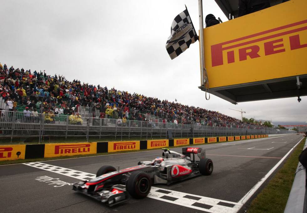 Foto zur News: Jenson Button gewann das Rennen 2011 nach einer Zeit von 4:04:39.537 Stunden. Damit stellte er einen Rekord für das zeitlich längste Rennen in der Geschichte der Formel-1-Weltmeisterschaft auf. Ursache dafür war eine zweistündige Unterbrechung wegen starker Regenfälle. Dieses Rennen hält auch den Rekord für die meisten Safety-Car-Einsätze (sechs) sowie die geringste Durchschnittsgeschwindigkeit eines Rennsiegers (74,864 km/h).