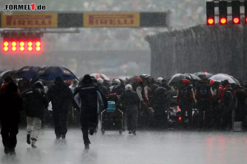 Die Länge des Rennens führte zu einer Änderung des Sportlichen Reglements der Formel 1. Für Rennen, die durch rote Flaggen unterbrochen werden, gilt seitdem ein Limit von vier Stunden, nachdem der Führende beim nächsten Überqueren der Start-Ziel-Linie mit der schwarz-weiß-karierten Flagge abgewunken wird. Foto zur News: Die Länge des Rennens führte zu einer Änderung des Sportlichen Reglements der Formel 1. Für Rennen, die durch rote Flaggen unterbrochen werden, gilt seitdem ein Limit von vier Stunden, nachdem der Führende beim nächsten Überqueren der Start-Ziel-Linie mit der schwarz-weiß-karierten Flagge abgewunken wird.
