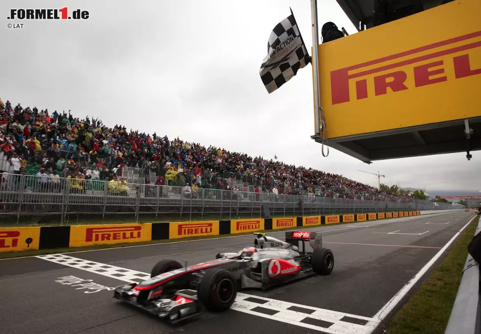 Jenson Button gewann das Rennen 2011 nach einer Zeit von 4:04:39.537 Stunden. Damit stellte er einen Rekord für das zeitlich längste Rennen in der Geschichte der Formel-1-Weltmeisterschaft auf. Ursache dafür war eine zweistündige Unterbrechung wegen starker Regenfälle. Dieses Rennen hält auch den Rekord für die meisten Safety-Car-Einsätze (sechs) sowie die geringste Durchschnittsgeschwindigkeit eines Rennsiegers (74,864 km/h). Foto zur News: Jenson Button gewann das Rennen 2011 nach einer Zeit von 4:04:39.537 Stunden. Damit stellte er einen Rekord für das zeitlich längste Rennen in der Geschichte der Formel-1-Weltmeisterschaft auf. Ursache dafür war eine zweistündige Unterbrechung wegen starker Regenfälle. Dieses Rennen hält auch den Rekord für die meisten Safety-Car-Einsätze (sechs) sowie die geringste Durchschnittsgeschwindigkeit eines Rennsiegers (74,864 km/h).