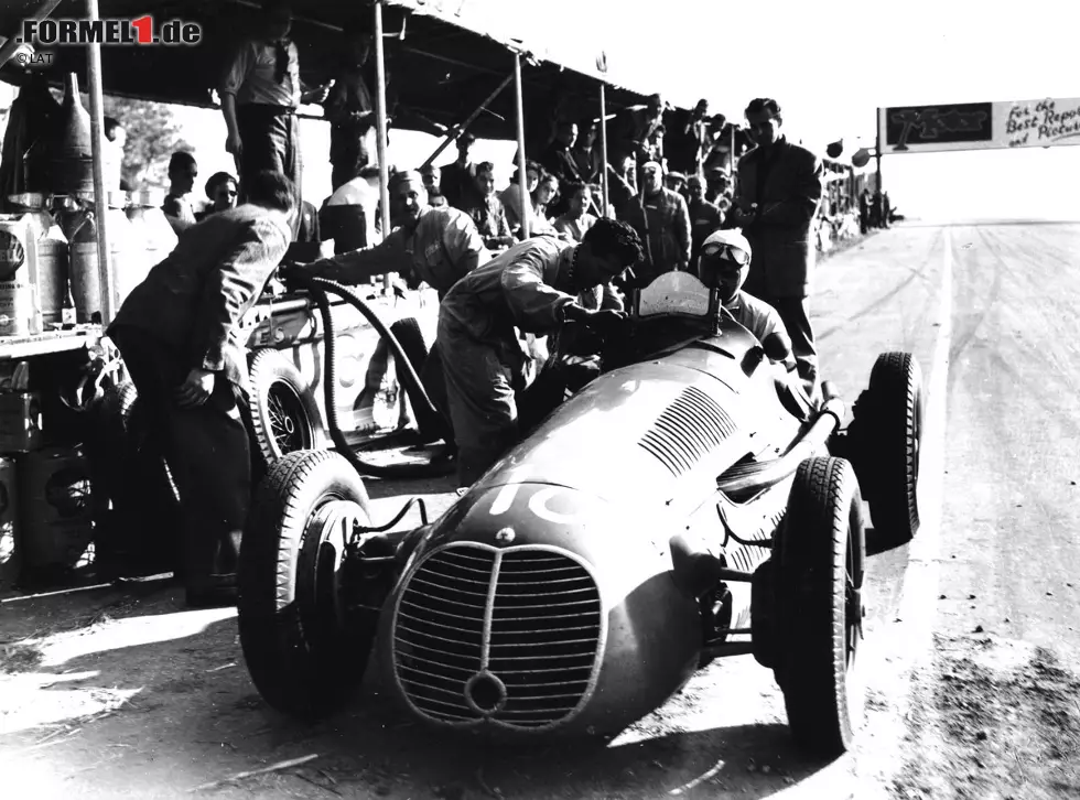 Das Jahr 2014 markiert den 48. Formel-1-Grand-Prix in Silverstone. Dennoch feiert der Veranstalter in dieser Saison sein 50-jähriges Jubiläum, denn bereits 1948 und 1949 wurden zwei Grands Prix vor Gründung der Weltmeisterschaft gefahren. Beide Läufe wurden von Maserati-Piloten gewonnen: Luigi Villoresi (Foto) und Baron Emmanuel "Toulo" de Graffenried. Giuseppe "Nino" Farina gewann schließlich den ersten Weltmeisterschaftslauf 1950. Vor Silverstone wurden bereits zwei britische Grands Prix auf dem Brooklands Circuit abgehalten (1926 und 1927). Foto zur News: Das Jahr 2014 markiert den 48. Formel-1-Grand-Prix in Silverstone. Dennoch feiert der Veranstalter in dieser Saison sein 50-jähriges Jubiläum, denn bereits 1948 und 1949 wurden zwei Grands Prix vor Gründung der Weltmeisterschaft gefahren. Beide Läufe wurden von Maserati-Piloten gewonnen: Luigi Villoresi (Foto) und Baron Emmanuel "Toulo" de Graffenried. Giuseppe "Nino" Farina gewann schließlich den ersten Weltmeisterschaftslauf 1950. Vor Silverstone wurden bereits zwei britische Grands Prix auf dem Brooklands Circuit abgehalten (1926 und 1927).