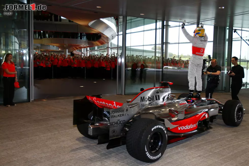Silverstone liegt in einem Gebiet, das als "Motorsport Valley" bekannt ist. Acht der elf Formel-1-Teams sind in einem Umkreis von 125 Kilometern beheimatet: McLaren (Foto, 125 km), Williams (65 km), Caterham (59 km), Lotus (40 km), Red Bull (33 km), Marussia (24 km), Mercedes (13 km) und Force India, das gerade einmal wenige hundert Meter entfernt stationiert ist. Darüber hinaus ist das Motorenwerk Mercedes High Performance Powertrains nur 33 Kilometer von Silverstone entfernt, Toro Rossos Windkanal sogar nur 23 Kilometer. Foto zur News: Silverstone liegt in einem Gebiet, das als "Motorsport Valley" bekannt ist. Acht der elf Formel-1-Teams sind in einem Umkreis von 125 Kilometern beheimatet: McLaren (Foto, 125 km), Williams (65 km), Caterham (59 km), Lotus (40 km), Red Bull (33 km), Marussia (24 km), Mercedes (13 km) und Force India, das gerade einmal wenige hundert Meter entfernt stationiert ist. Darüber hinaus ist das Motorenwerk Mercedes High Performance Powertrains nur 33 Kilometer von Silverstone entfernt, Toro Rossos Windkanal sogar nur 23 Kilometer.