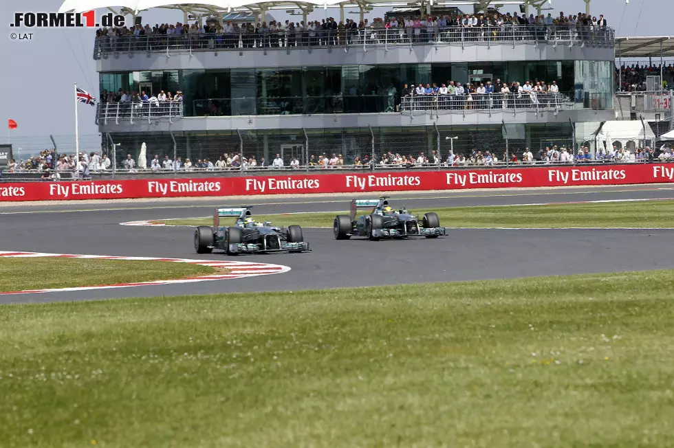 Mercedes hat die Saison 2014 bislang dominiert, in acht Rennen holte das Team sieben Pole-Positions und sieben Siege. In Silverstone haben sich jedoch beide Silberpfeil-Piloten traditionell wenig dominant gezeigt. Nico Rosberg musste sich in seinen bisherigen acht Qualifyings fünfmal seinen verschiedenen Teamkollegen geschlagen geben. Lewis Hamilton hatte hingegen dreimal in sieben Versuchen das Nachsehen. 2013 gingen beide als Teamkollegen aus der ersten Startreihe ins Rennen - Hamilton vor Rosberg. Der Deutsche gewann allerdings nach einem Reifenschaden des Briten. Foto zur News: Mercedes hat die Saison 2014 bislang dominiert, in acht Rennen holte das Team sieben Pole-Positions und sieben Siege. In Silverstone haben sich jedoch beide Silberpfeil-Piloten traditionell wenig dominant gezeigt. Nico Rosberg musste sich in seinen bisherigen acht Qualifyings fünfmal seinen verschiedenen Teamkollegen geschlagen geben. Lewis Hamilton hatte hingegen dreimal in sieben Versuchen das Nachsehen. 2013 gingen beide als Teamkollegen aus der ersten Startreihe ins Rennen - Hamilton vor Rosberg. Der Deutsche gewann allerdings nach einem Reifenschaden des Briten.
