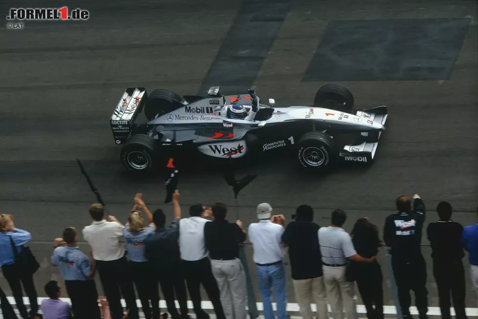 Foto zur News: Bei den Motorenherstellern hat Mercedes die Nase mit neun Siegen vorne (Foto: Mika Hakkinen im McLaren-Mercedes bei seinem Sieg 1999). Renault gewann siebenmal, Honda sechsmal, Ferrari fünfmal und Ford (Cosworth) war einmal siegreich. Honda und Ferrari sind die einzigen beiden Hersteller, die in jeder Dekade seit der ersten Austragung mindestens einmal gewinnen konnten.