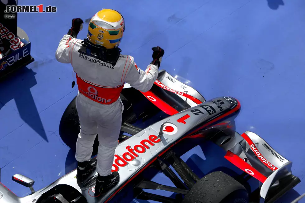 Foto zur News: Hamilton schrieb 2009 ebenfalls Geschichte, da er der erste Fahrer war, der einen Grand Prix in einem Hybrid-Auto gewinnen konnte. Der McLaren MP4/24 wurde von einem Mercedes-FO-108W-Motor mit KERS angetrieben und gewann später in der Saison in Singapur erneut. Kimi Räikkönen holte außerdem in Belgien einen Sieg mit Ferraris F60-Motor mit KERS, der Rest der Saison wurde von konventionellen Mercedes- und Renault-Motoren dominiert, die den Brawn BGP001 beziehungsweise den Red Bull RB5 antrieben.