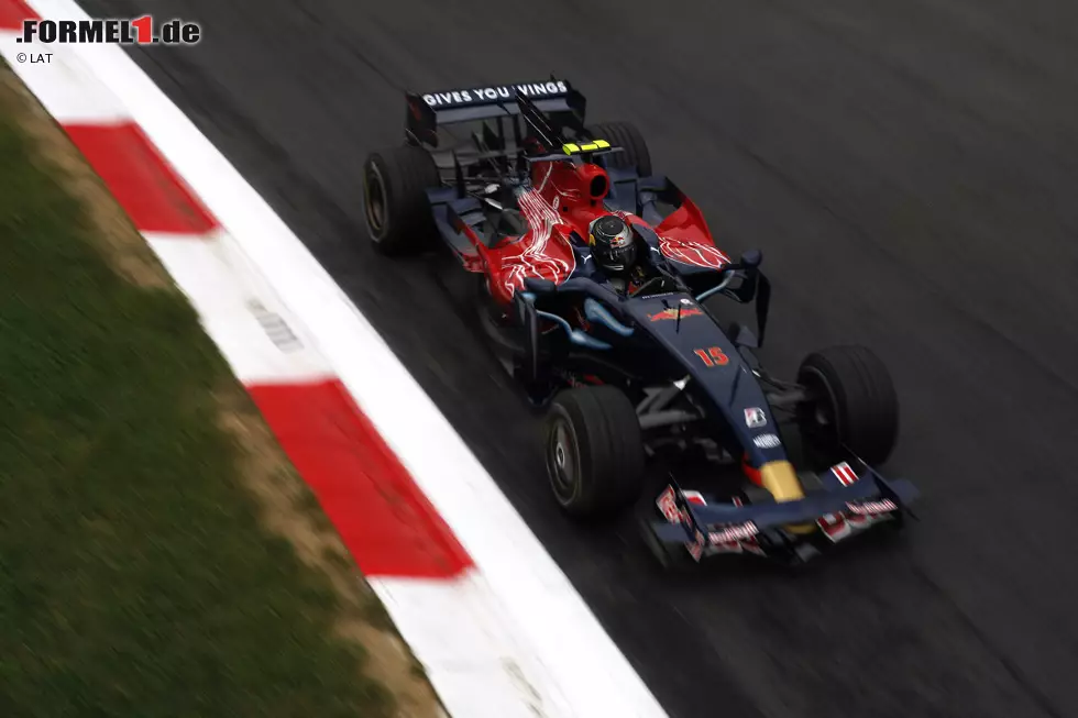 Vettels Sieg im Toro Rosso machte ihn 2008 zum jüngsten Sieger in der Geschichte der Weltmeisterschaft. Er war 21 Jahre und 74 Tage alt. Einen Tag zuvor war er der jüngste Pilot gewesen, der sich je eine Pole-Position sichern konnte. Im aktuellen Fahrerfeld könnte lediglich Daniil Kwjat diese Rekorde angreifen, dafür hätte er bis zu Beginn des Julis 2015 Zeit. Max Verstappen, der 2015 für Toro Rosso an den Start gehen wird, müsste sich vor dem Ende der Saison 2018 eine Pole-Position oder einen Sieg holen. Foto zur News: Vettels Sieg im Toro Rosso machte ihn 2008 zum jüngsten Sieger in der Geschichte der Weltmeisterschaft. Er war 21 Jahre und 74 Tage alt. Einen Tag zuvor war er der jüngste Pilot gewesen, der sich je eine Pole-Position sichern konnte. Im aktuellen Fahrerfeld könnte lediglich Daniil Kwjat diese Rekorde angreifen, dafür hätte er bis zu Beginn des Julis 2015 Zeit. Max Verstappen, der 2015 für Toro Rosso an den Start gehen wird, müsste sich vor dem Ende der Saison 2018 eine Pole-Position oder einen Sieg holen.
