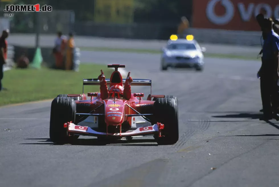 Die Geschwindigkeitsrekorde in Monza sind vielfältig und abwechslungsreich, ganz besonders in den späten Jahren der V10-Ära. Michael Schumacher hält den Rekord für die höchste durchschnittliche Renngeschwindigkeit. 2003 gewann er den Großen Preis von Italien mit einer durchschnittlichen Geschwindigkeit von 247,585 km/h. Es ist wenig überraschend, dass dieses Rennen auch die Marke für die kürzeste Dauer eines Grand Prix (der über die volle Distanz ausgetragen wurde) aufgestellt hat. Schumacher brauchte 1:14:19.838 Stunden bis ins Ziel. Foto zur News: Die Geschwindigkeitsrekorde in Monza sind vielfältig und abwechslungsreich, ganz besonders in den späten Jahren der V10-Ära. Michael Schumacher hält den Rekord für die höchste durchschnittliche Renngeschwindigkeit. 2003 gewann er den Großen Preis von Italien mit einer durchschnittlichen Geschwindigkeit von 247,585 km/h. Es ist wenig überraschend, dass dieses Rennen auch die Marke für die kürzeste Dauer eines Grand Prix (der über die volle Distanz ausgetragen wurde) aufgestellt hat. Schumacher brauchte 1:14:19.838 Stunden bis ins Ziel.