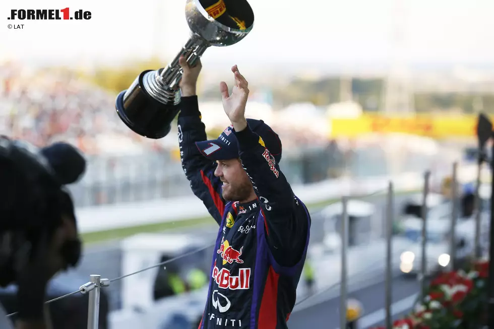 Foto zur News: Red Bulls Sebastian Vettel ist der unumstrittene moderne Meister von Suzuka. Bei seinen fünf Auftritten konnte er vier Siege und vier Pole-Positions einfahren. Seine schlechteste Startposition war Rang zwei, und seine einzige Niederlage resultiert aus einer umsichtigen Fahrt auf Rang drei, die ihm 2011 den zweiten WM-Titel eingebracht hat. Der einzige Pilot, der Vettel jemals im Qualifying in Suzuka schlagen konnte, war sein ehemaliger Teamkollege Mark Webber.