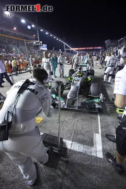 Foto zur News: Da das Überholen in Singapur schwierig ist, ist die Pole-Position wichtig. In den bisherigen sechs Rennen wurde viermal von der Pole gewonnen. Fernando Alonso gewann 2008 vom 15. Startplatz aus, allerdings unter äußerst kontroversen Umständen. 2012 siegt Sebastian Vettel von Rang drei aus.