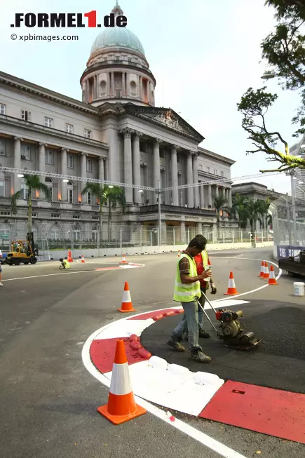 Foto zur News: Es gab bereits drei verschiedene Variationen der Strecke. Die erste Konfiguration wurde im Jahr 2009 lediglich leicht angepasst. Im vergangenen Jahr wurde Kurve zehn (Foto) allerdings stark verändert. Die Singapur-Sling-Schikane ist nun eine fließendere Kurve und führte zu schnelleren Rundenzeiten und einem neuen Streckenrekord von Sebastian Vettel.