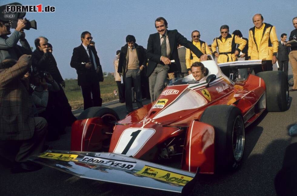 Foto zur News: Mitte der 1970er-Jahre fährt Ferrari mit der Fahrzeug-Generation 312T. Auf der hauseigenen Teststrecke in Fiorano präsentiert der Weltmeister von 1975, Niki Lauda, vor der Saison 1976 stolz seine Nummer 1. Und auf dem Anzug von Teamkollege Clay Regazzoni prangt noch kein einziges Sponsorenlogo.