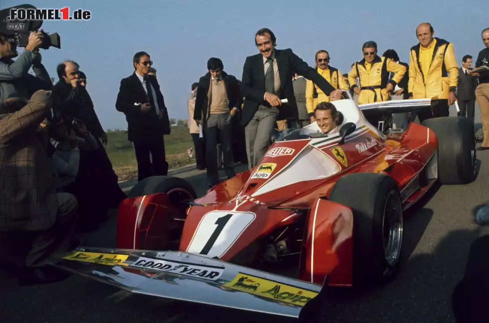 Foto zur News: Mitte der 1970er-Jahre fährt Ferrari mit der Fahrzeug-Generation 312T. Auf der hauseigenen Teststrecke in Fiorano präsentiert der Weltmeister von 1975, Niki Lauda, vor der Saison 1976 stolz seine Nummer 1. Und auf dem Anzug von Teamkollege Clay Regazzoni prangt noch kein einziges Sponsorenlogo.