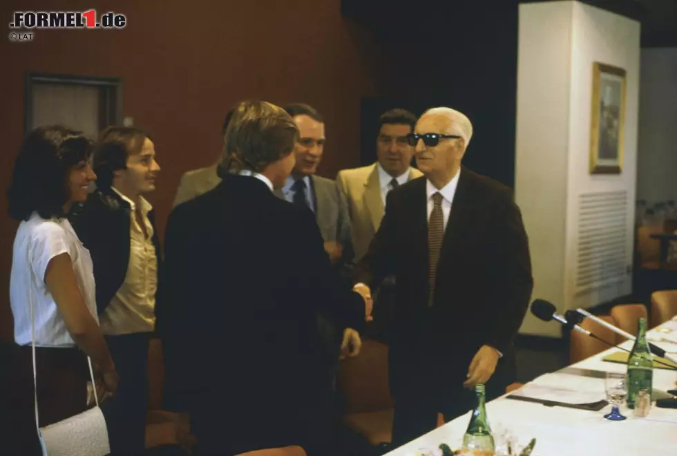 Vor der Saison 1981: "Commendatore" Enzo Ferrari, der autoritäre Führer mit der schwarzen Sonnenbrille, präsentiert die Fahrer Didier Pironi und Gilles Villeneuve. Villeneuve sollte das von Ehrgeiz geprägte Stallduell der beiden nicht überleben. Foto zur News: Vor der Saison 1981: "Commendatore" Enzo Ferrari, der autoritäre Führer mit der schwarzen Sonnenbrille, präsentiert die Fahrer Didier Pironi und Gilles Villeneuve. Villeneuve sollte das von Ehrgeiz geprägte Stallduell der beiden nicht überleben.