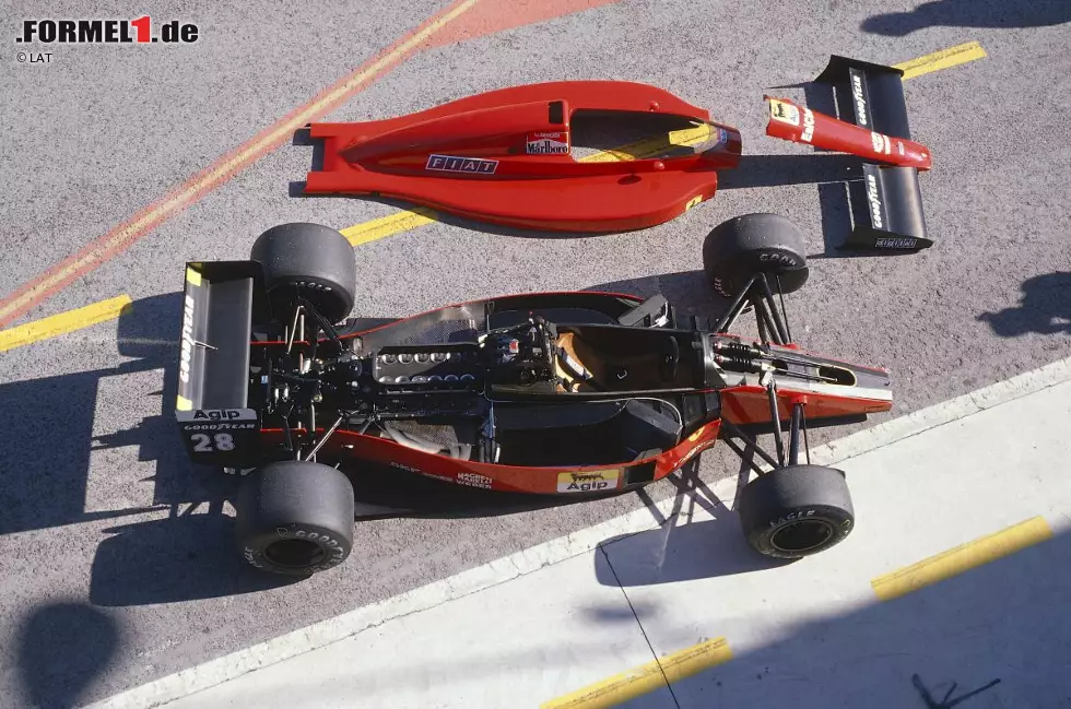 Mit dem 640, hier vor dem ersten Renneinsatz in Rio de Janeiro, leitet Ferrari eine technische Revolution ein. Aber die Innovationen des Fahrzeugs, unter anderem das semiautomatische Getriebe mit Schaltwippen am Lenkrad, werden von der schlechten Zuverlässigkeit in den Schatten gestellt. Trotzdem gewinnt Nigel Mansell gleich das Debütrennen - obwohl Teamchef Cesare Fiorio vorgeschlagen hat, nicht genug Benzin zu tanken. Weil man sowieso ausfallen und dann zumindest ein bisschen Show machen würde... Foto zur News: Mit dem 640, hier vor dem ersten Renneinsatz in Rio de Janeiro, leitet Ferrari eine technische Revolution ein. Aber die Innovationen des Fahrzeugs, unter anderem das semiautomatische Getriebe mit Schaltwippen am Lenkrad, werden von der schlechten Zuverlässigkeit in den Schatten gestellt. Trotzdem gewinnt Nigel Mansell gleich das Debütrennen - obwohl Teamchef Cesare Fiorio vorgeschlagen hat, nicht genug Benzin zu tanken. Weil man sowieso ausfallen und dann zumindest ein bisschen Show machen würde...