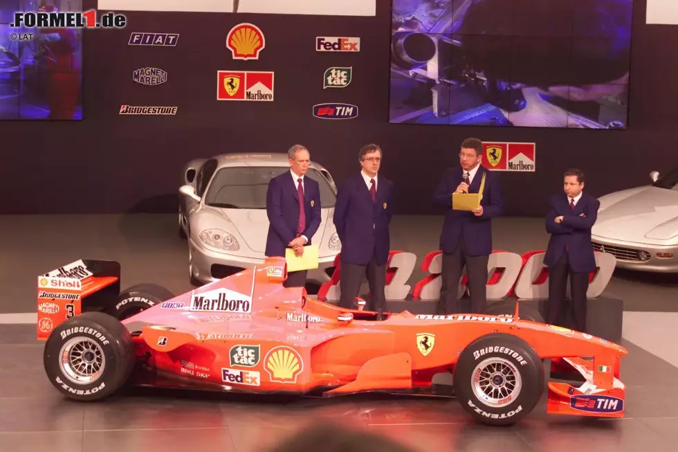 21 Jahre nach Jody Scheckter gewinnt Ferrari mit dem F1-2000 endlich wieder eine Fahrer-Weltmeisterschaft. Die Italiener gehören in jenen Jahren auch zu den ersten Teams, die ihre Fahrzeug-Präsentationen in großem Stil zelebrieren. Foto zur News: 21 Jahre nach Jody Scheckter gewinnt Ferrari mit dem F1-2000 endlich wieder eine Fahrer-Weltmeisterschaft. Die Italiener gehören in jenen Jahren auch zu den ersten Teams, die ihre Fahrzeug-Präsentationen in großem Stil zelebrieren.