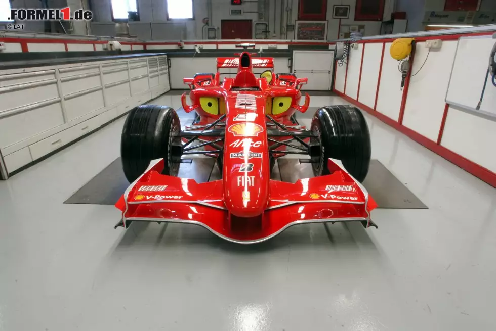 Nach den Abgängen von Jean Todt, Ross Brawn und Rory Byrne beginnt 2007 unter Stefano Domenicali eine neue Ära. Statt pompöser Präsentationen besinnt man sich nun auf Bescheidenheit. Mehr als ein einfaches Foto des neuen F2007 gibt's nicht. Für den WM-Titel reicht's trotzdem. Foto zur News: Nach den Abgängen von Jean Todt, Ross Brawn und Rory Byrne beginnt 2007 unter Stefano Domenicali eine neue Ära. Statt pompöser Präsentationen besinnt man sich nun auf Bescheidenheit. Mehr als ein einfaches Foto des neuen F2007 gibt's nicht. Für den WM-Titel reicht's trotzdem.