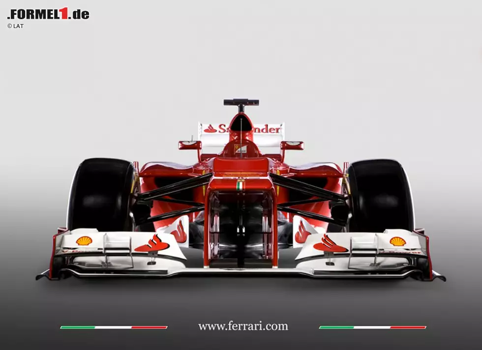 Irgendwann nehmen dann die Marketingspezialisten Überhand und Ferrari veröffentlicht die ersten Fotos des neuen Autos nur noch vor dem Hintergrund grauer PR-Schablonen. 2012, inzwischen schon mit Fernando Alonso, fällt die gestufte Nase vielen negativ auf. Foto zur News: Irgendwann nehmen dann die Marketingspezialisten Überhand und Ferrari veröffentlicht die ersten Fotos des neuen Autos nur noch vor dem Hintergrund grauer PR-Schablonen. 2012, inzwischen schon mit Fernando Alonso, fällt die gestufte Nase vielen negativ auf.