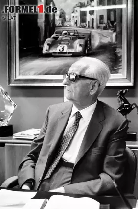 Foto zur News: Mit ihm hat alles angefangen: Enzo Ferrari gründete 1929 die Scuderia Ferrari, die seit Beginn der Formel-1-Weltmeisterschaft im Jahr 1950 fester Bestandteil eben dieser ist. Gleich in den ersten Jahren wurden einige Rennleiter verschlissen: Federico Giberti (1950-1951), Nello Ugolini (1952-1955), Eraldo Sculati (1956) und Mino Amorotti (1957). Wahrer Chef war bis zu seinem Tod im Jahr 1988 sowieso immer der "Commendatore".