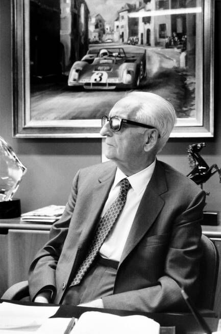 Foto zur News: Mit ihm hat alles angefangen: Enzo Ferrari gründete 1929 die Scuderia Ferrari, die seit Beginn der Formel-1-Weltmeisterschaft im Jahr 1950 fester Bestandteil eben dieser ist. Gleich in den ersten Jahren wurden einige Rennleiter verschlissen: Federico Giberti (1950-1951), Nello Ugolini (1952-1955), Eraldo Sculati (1956) und Mino Amorotti (1957). Wahrer Chef war bis zu seinem Tod im Jahr 1988 sowieso immer der &quot;Commendatore&quot;.