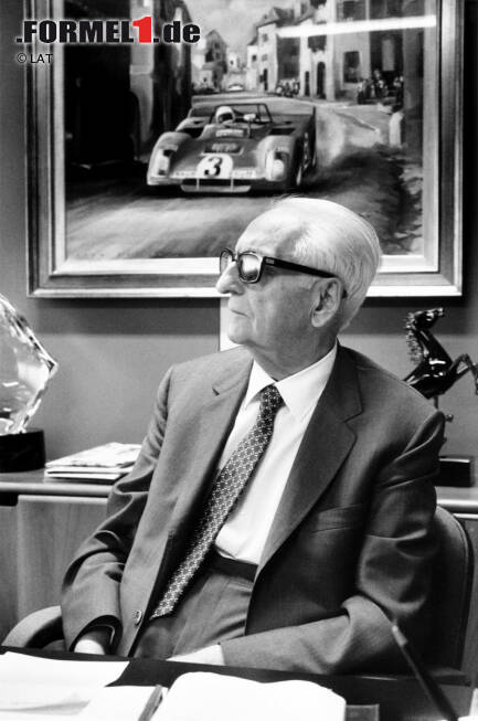Foto zur News: Mit ihm hat alles angefangen: Enzo Ferrari gründete 1929 die Scuderia Ferrari, die seit Beginn der Formel-1-Weltmeisterschaft im Jahr 1950 fester Bestandteil eben dieser ist. Gleich in den ersten Jahren wurden einige Rennleiter verschlissen: Federico Giberti (1950-1951), Nello Ugolini (1952-1955), Eraldo Sculati (1956) und Mino Amorotti (1957). Wahrer Chef war bis zu seinem Tod im Jahr 1988 sowieso immer der &quot;Commendatore&quot;.