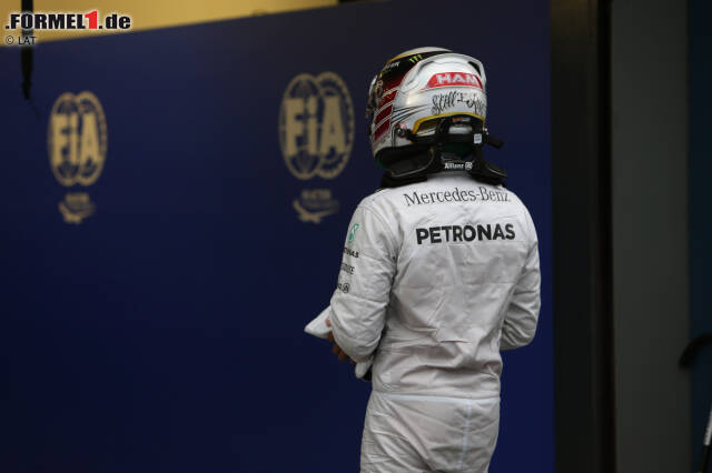 Foto zur News: Rückschlag Nummer 1: Schon im ersten Lauf der neuen Formel-1-Saison wird Lewis Hamilton vom Pech verfolgt. Der Brite fährt am Samstag in Melbourne noch souverän zur ersten Pole-Position der neuen Turboära, doch im Rennen ist bereits nach drei Runden Schluss: Der Mercedes gibt mit einem Motorenproblem den Geist auf. Da Teamkollege Nico Rosberg gewinnt, hat Hamilton bereits 25 Zähler eingebüßt.